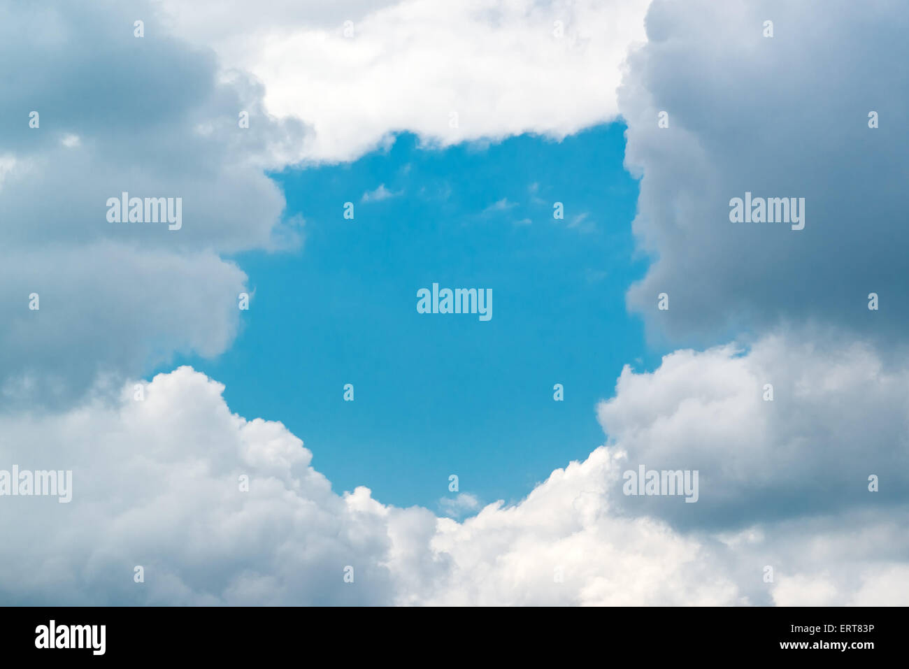Blue Sky Background come foro in nuvole bianche, copia spazio per natura, meteo o il concetto di clima. Foto Stock