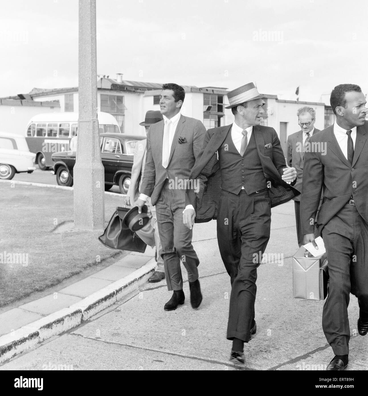 Frank Sinatra e Dean Martin, arrivano all'Aeroporto di Londra Heathrow, da Los Angeles, 4 agosto 1961. Foto Stock