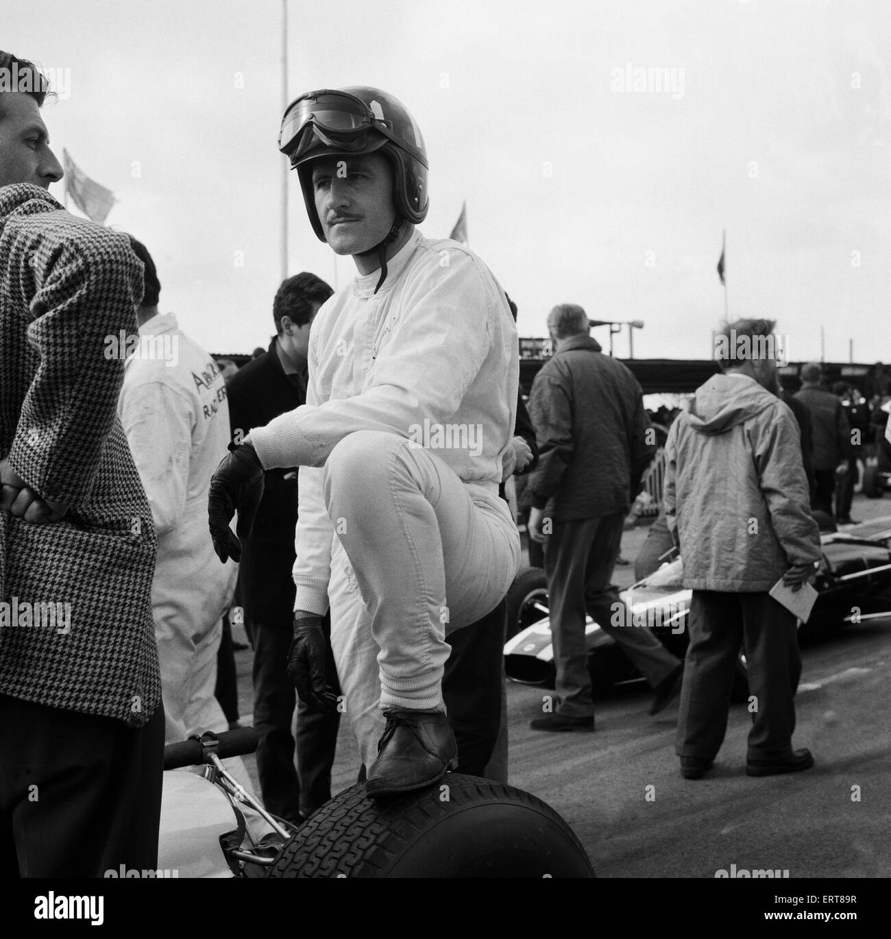 Motor Racing a Goodwood il lunedì di Pasqua, Graham Hill, uno dei driver della Sunday Mirror Trophy gara. Il 15 aprile 1966. Foto Stock