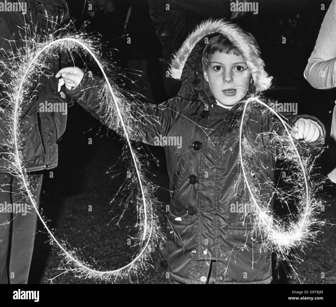 Andrew Backhouse di età compresa tra i 7 di Acklam visto qui godendo di botti sulla notte dei falò in Middlesbrough 5 Novembre 1979 Foto Stock