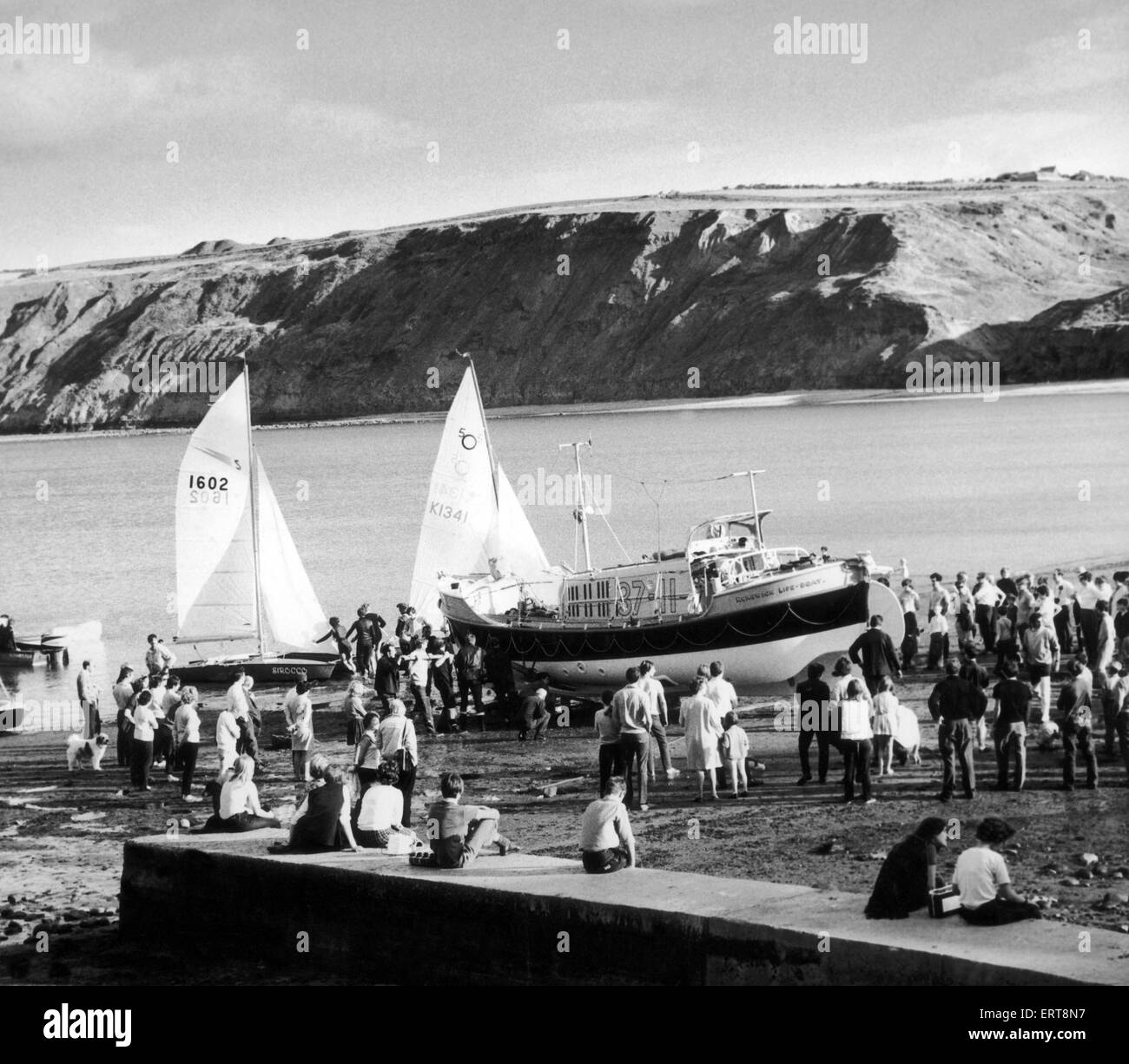 Runswick della nuova imbarcazione di salvataggio, il Royal Thames viene trasportata fino alla spiaggia sorvegliata da una grande folla, dopo il suo arrivo il giorno prima. Il 21 settembre 1970. Foto Stock