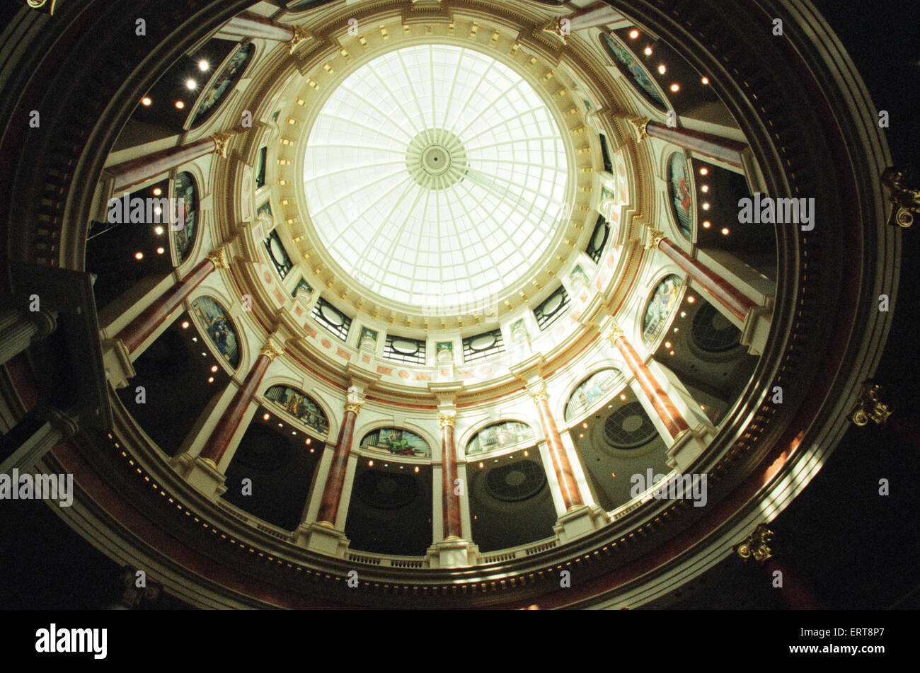 Il Trafford Centre, Manchester, preparativi finali, 8 giorni prima dell'apertura ufficiale, raffigurato il 2 settembre 1998. Il Trafford Centre, un grande centro commerciale al coperto e un complesso di svaghi in Dumplington, Greater Manchester, Inghilterra, è stato inaugurato il 10 settembre 1998, ed è il secondo più grande centro per lo shopping nel Regno Unito da retail dimensioni. Foto Stock