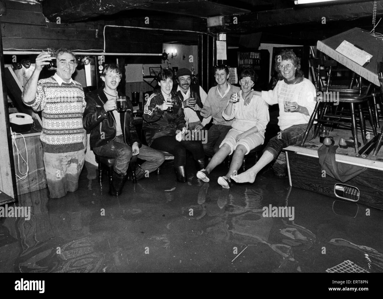 Le persone godono di un drink nei loro pub locale nonostante le tempeste che hanno colpito il Galles il 15 ottobre 1987, il peggiore in quasi 300 anni. Circa Ottobre 1987. Foto Stock