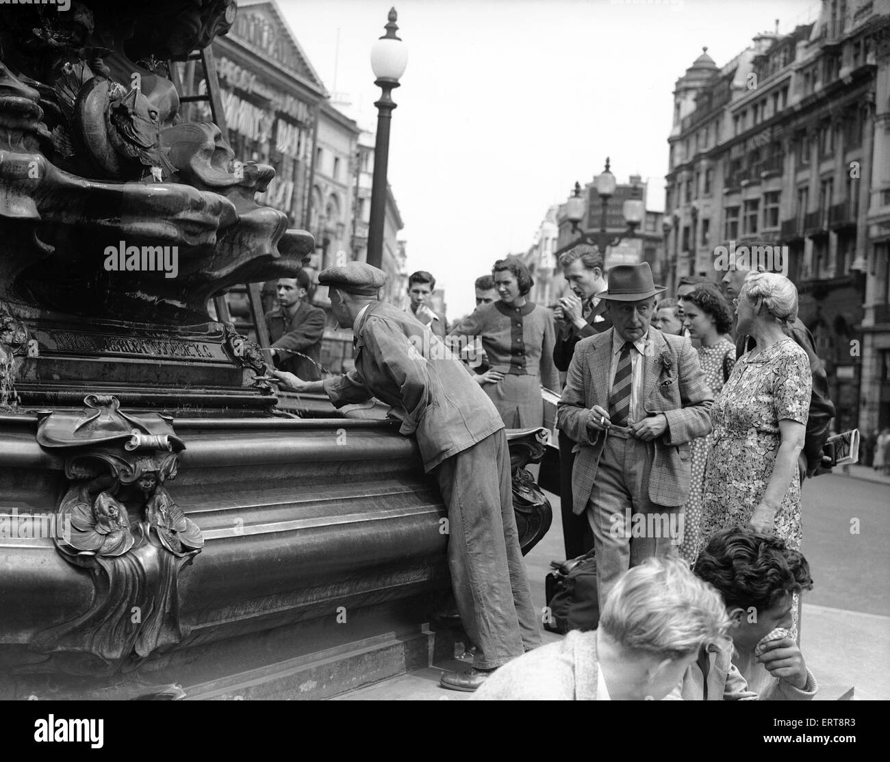 Eros, statua, Piccadilly, Londra, 31 luglio 1950. Foto Stock