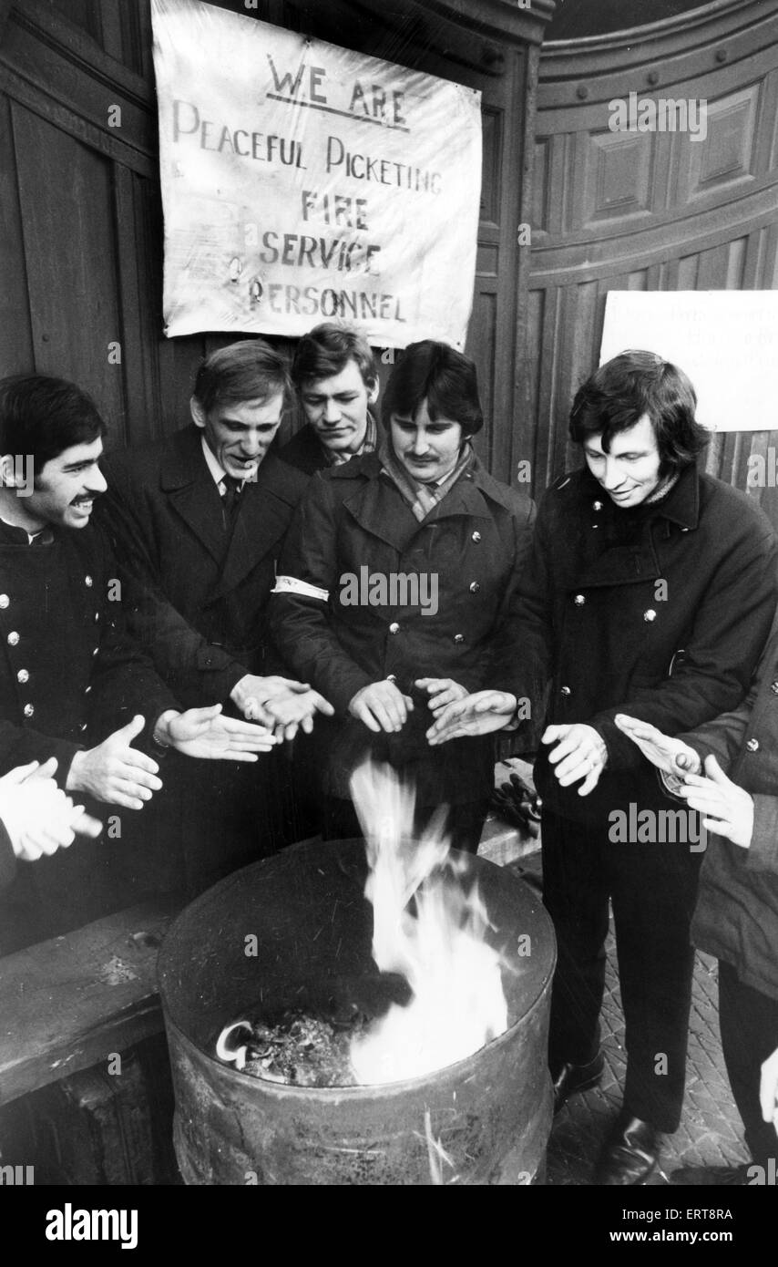 Per vigili del fuoco Picket mantenere avvertire al London Road stazione dei vigili del fuoco, Manchester, 21 novembre 1977. Banner "Ci sono pacifici di picchetti servizio antincendio il personale". Foto Stock