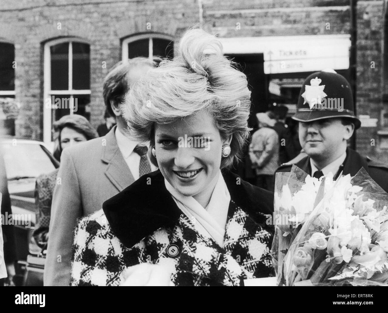 La principessa Diana, Principessa del Galles visto qui arrivando alla stazione di Middlesbrough durante una visita a Teesside. Il 18 marzo 1987 Foto Stock