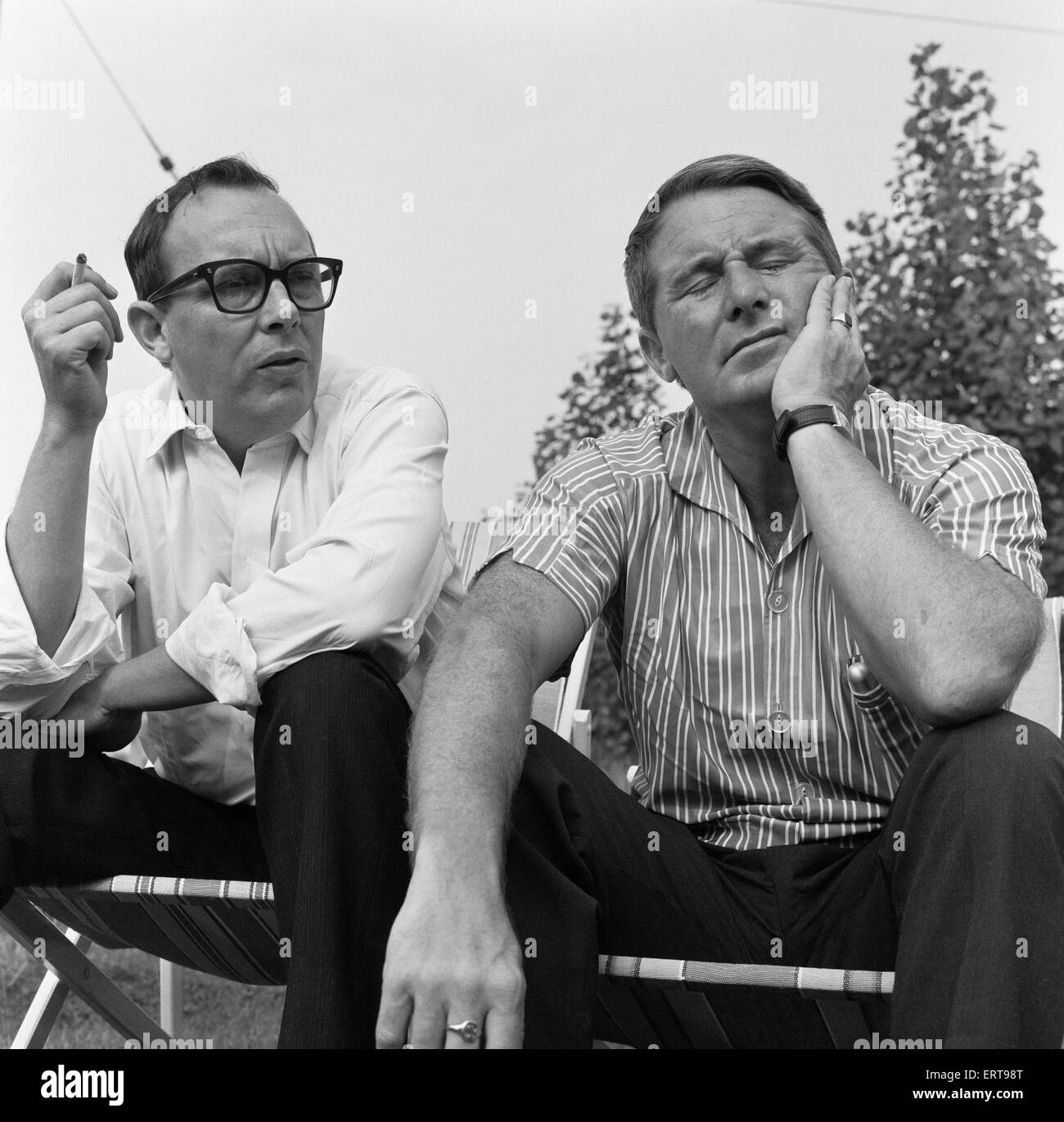 Eric Morecambe e Ernie Wise attualmente giocando a Great Yarmouth, intervistato da Cliff Davis a 66 Second Avenue, Caister sul mare, Norfolk. Il 7 settembre 1964. Foto Stock