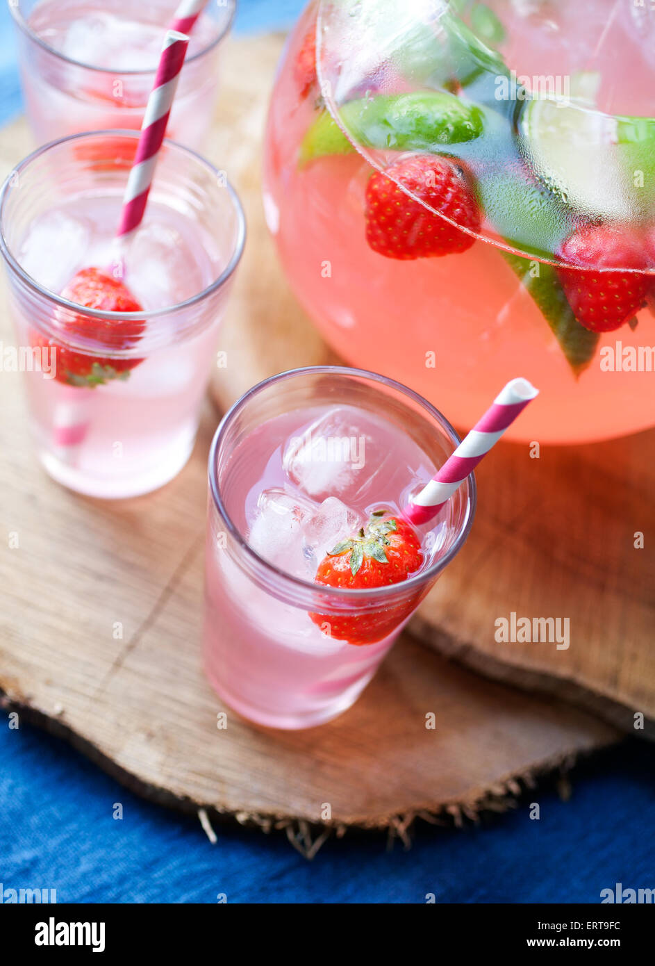 Il succo prodotto in casa con bacche rosse Foto Stock