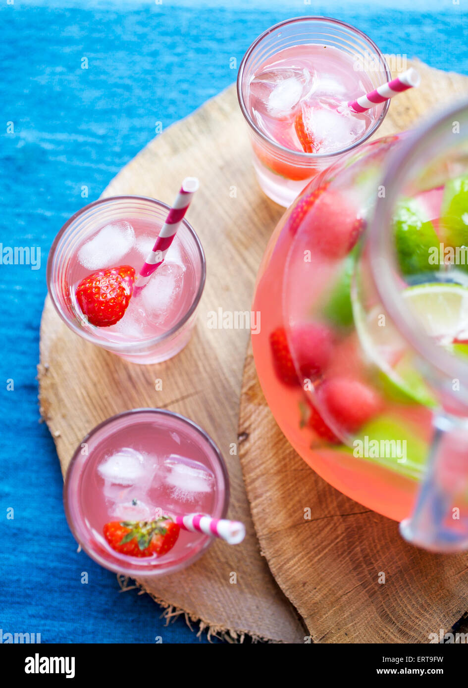 Il succo prodotto in casa con bacche rosse Foto Stock