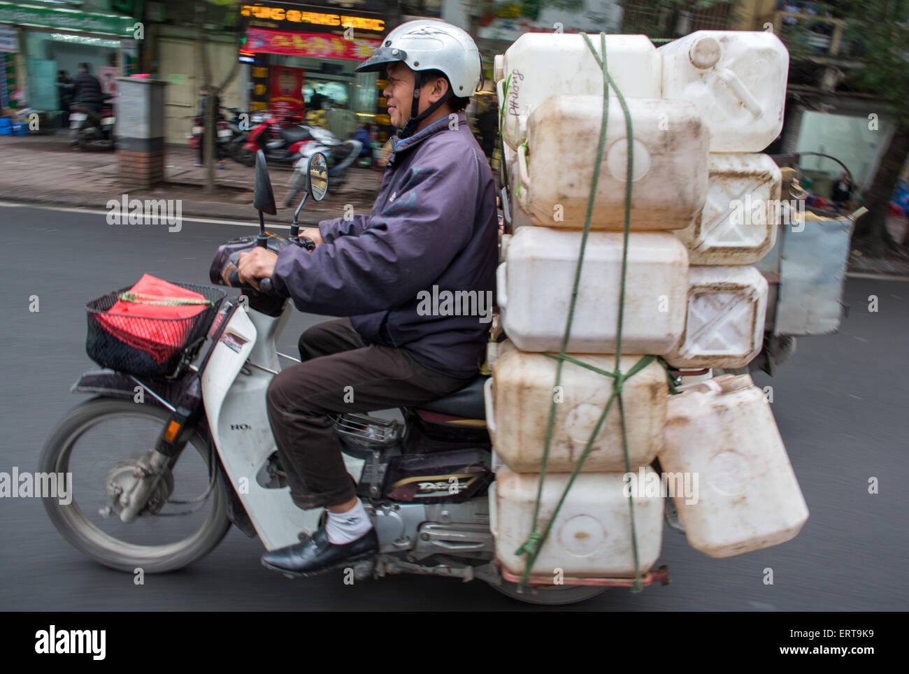 Le moto sono il principale mezzo di trasporto in Vietnam. Foto Stock