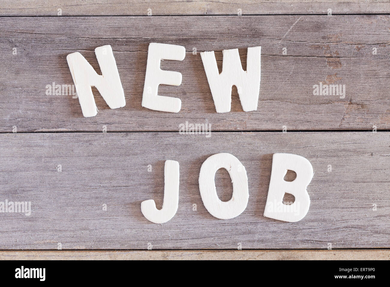 Parole nuovo lavoro scritto con lettere di legno su una superficie in legno Foto Stock