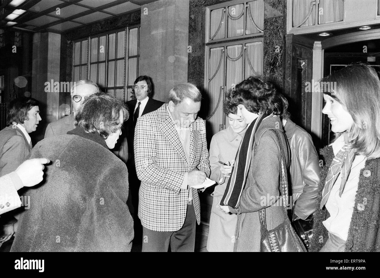 Frank Sinatra, a Londra per la tappa europea del suo tour d'addio,foto di firma autografi al di fuori il Claridge Hotel, Londra, 17 maggio 1975. Foto Stock