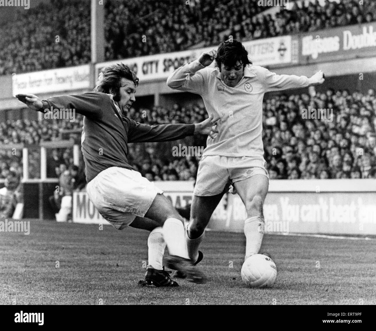 Calciatore Leed grigio di Eddie cerca di sfuggire un affrontare da Everton Mike Bernard. Everton v Leeds United, punteggio 3-1 a Leeds United, League Division One, Goodison Park. Xx Marzo 1976. Foto Stock