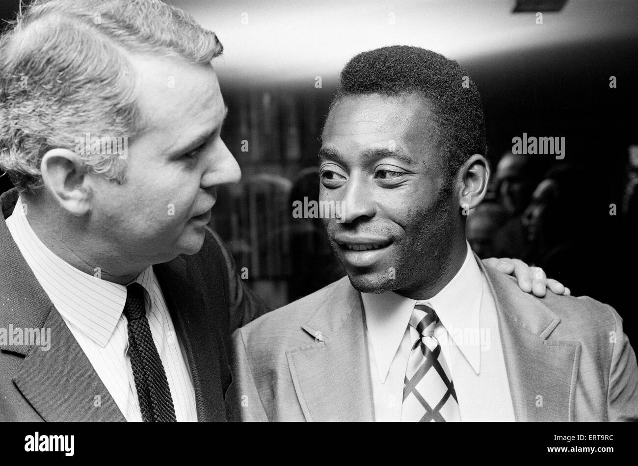 Calciatore brasiliano Edson Arantes do Nascimento, più famoso sa come Pele, nella foto dopo il suo arrivo in Birmingham. Febbraio 1972 Foto Stock