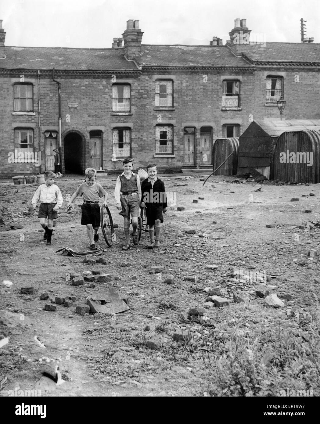 Alloggiamento di baraccopoli in Birmingham. 8 agosto 1952. Gli strumenti e le attrezzature fornite gratuitamente dalla città di opere pubbliche Dept. sarà utilizzato da quasi cento abitanti che vivono nelle vicinanze di convertire questo sito bomba tra Oakley Road, Bolton Road e Cooksey strada in Small Heath in un parco e un parco giochi per i bambini della zona. Foto Stock