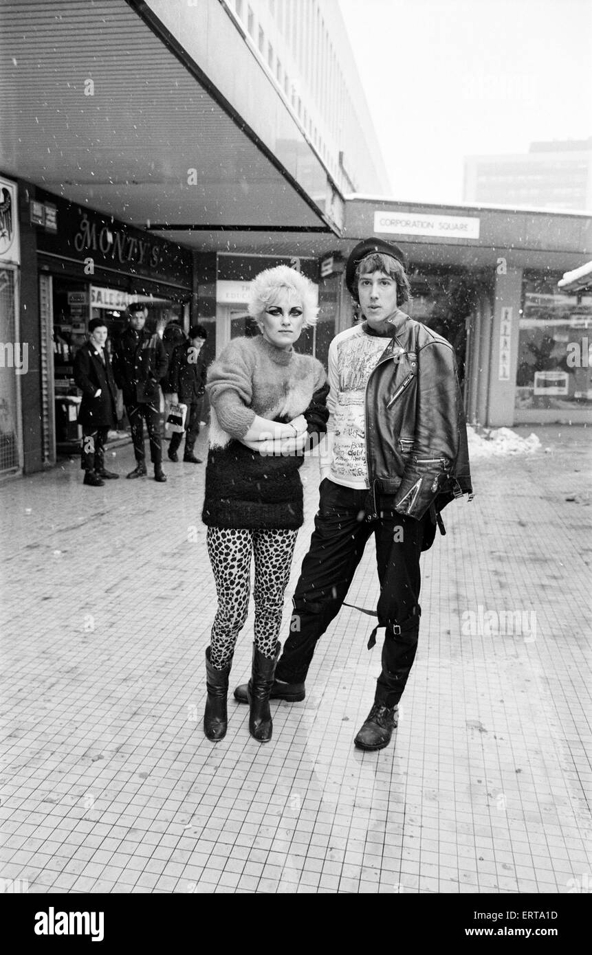 Il Punk Rock mode in Birmingham. Una giovane donna e uomo in piedi fuori in  un quartiere dello shopping. Il 23 gennaio 1979 Foto stock - Alamy