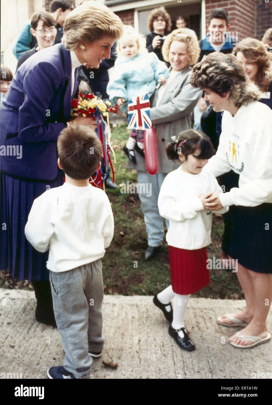 Leanne Cervo si trova un po' di più per presentare un posy alla Principessa Diana durante la sua visita a South Bank. 7 Dicembre 1989 Foto Stock