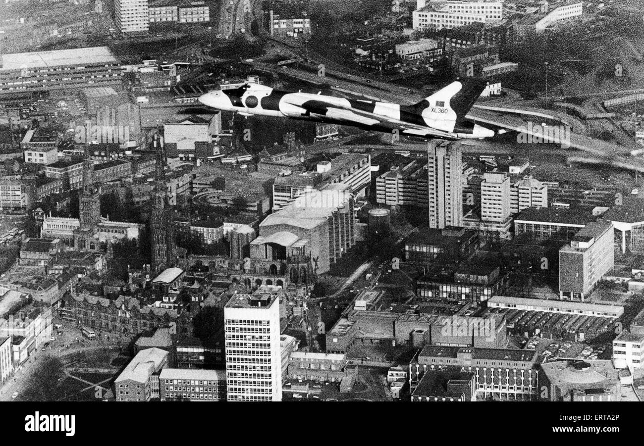 Vulcan bombardiere Delta NQJ piomba in maniera spettacolare sulla città di Coventry come un ringraziamento alle persone che hanno contribuito a salvare la sua. Il piano ha attraversato la città a 2000 piedi per salutare quelli a Coventry e Warwickshire che aveva sollevato quasi ¿5000 in tre settimane per fissare l'aeromobile dal Ministero della Difesa. Esso si terrà presso le Midlands Air Museum a Baginton in aperta fino alla prevista Sir Frank Whittle hangar è costruito. Febbraio 1983. Foto Stock