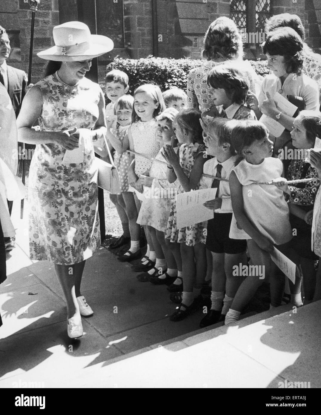 La principessa Margaret saluta grande Ayton figli dopo di che frequentano la chiesa di servizio. 7 Luglio 1971 Foto Stock