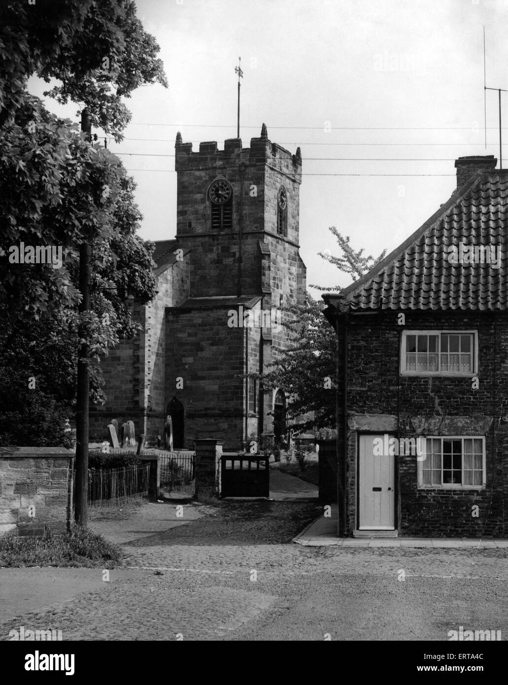 Chiesa di San Pietro e San Paolo, Stokesley, Hambleton quartiere di North Yorkshire, Inghilterra, 1 giugno 1957. Stokesley Chiesa Parrocchiale Foto Stock