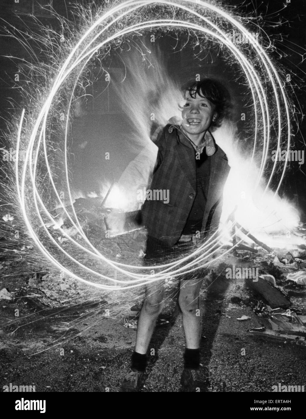 Il tradizionale sparkler detiene ancora un sacco di magia per otto anni Gibaney Terry di Hopwood Street, Everton, Liverpool. Circa 1970 Foto Stock