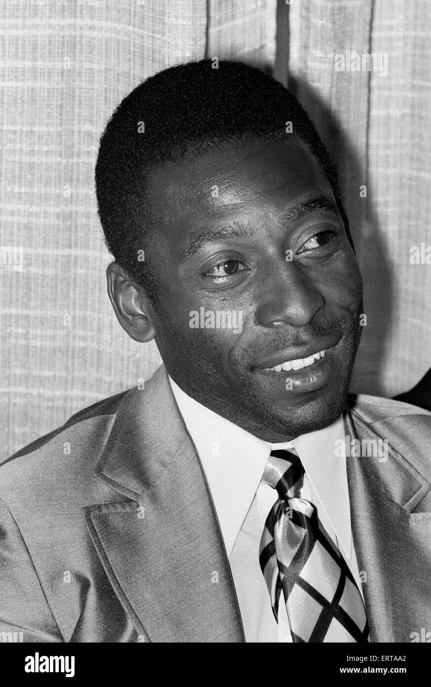 Calciatore brasiliano Edson Arantes do Nascimento, più famoso sa come Pele, nella foto dopo il suo arrivo in Birmingham. Febbraio 1972 Foto Stock