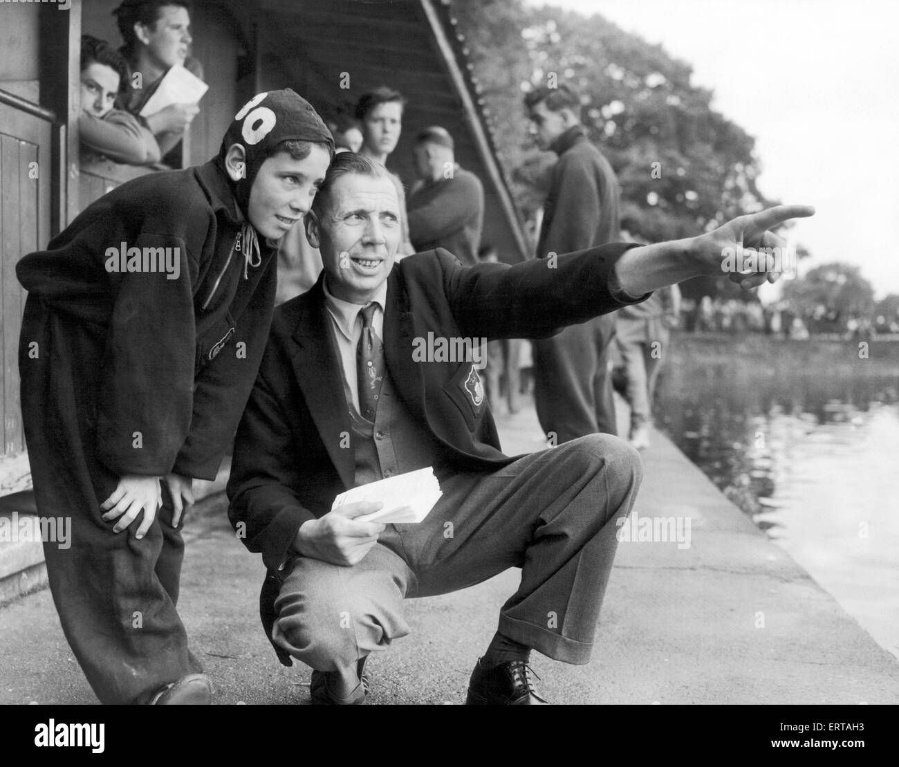 Signor G H nome Woodroffe parlando a suo figlio di 9 anni, Martyn nome Woodroffe, chi è il più giovane concorrente nella Taff nuotare. Circa 1959. Foto Stock