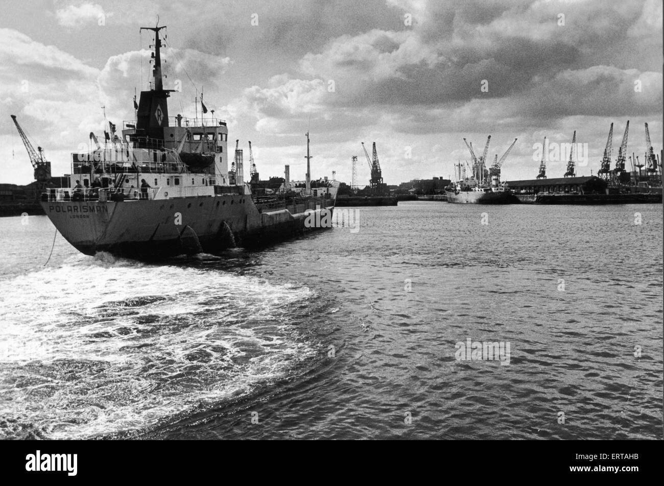 La costiera petroliera Polarisman visto qui lasciando il Middlesbrough docks per Immingham dopo scaricare il suo carico di benzina e gas di petrolio. Il 6 giugno 1978 Foto Stock