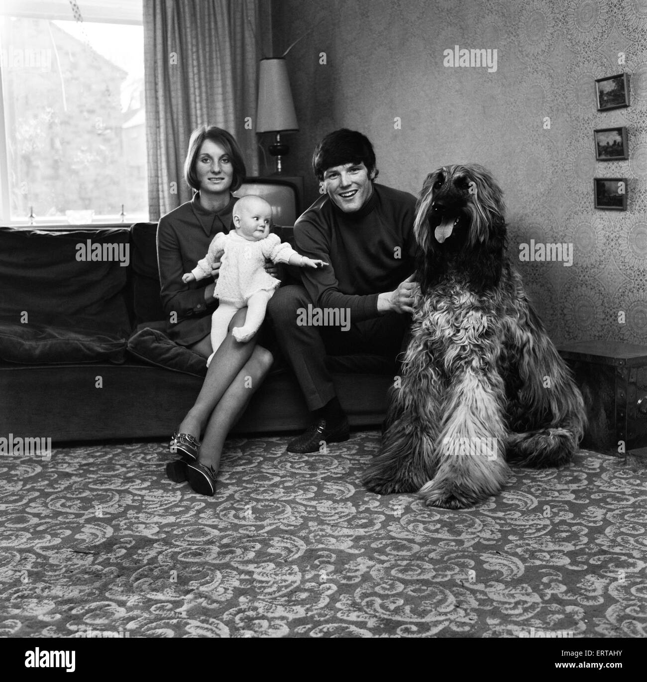 Leeds United player Eddie grigio e sua moglie Linda insieme con la sua bimba di 5 mesi Fiona e il suo cane Khyber, 8 aprile 1970. Foto Stock