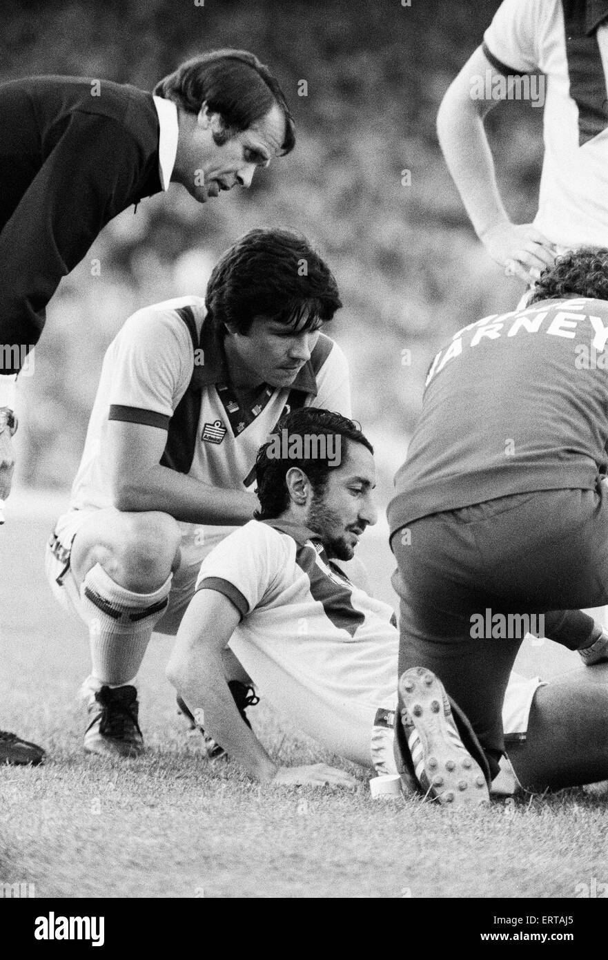 Coppa di Lega secondo round corrisponde al campo di veccia. Swansea City 2 v Tottenham Hotspur 2. Ferito calciatore spinge Osvaldo Ardiles giù sulla terra come egli riceve il trattamento. Il 29 agosto 1978. Foto Stock