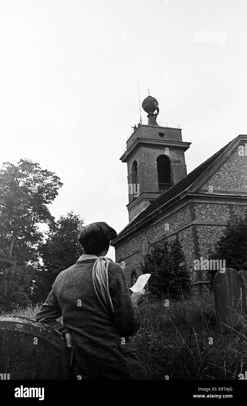 Vedute di San Lorenzo, chiesa a Wycombe Ovest e la sua palla dorata. La palla dorata può essere visto per miglia e miglia intorno e riconosciuto è un simbolo del West Wycombe village. Esso è costituito da un telaio di legno ricoperto in foglia oro, 8 metri di diametro e contiene posti a sedere per un massimo di sei persone. Circa 1945. Foto Stock