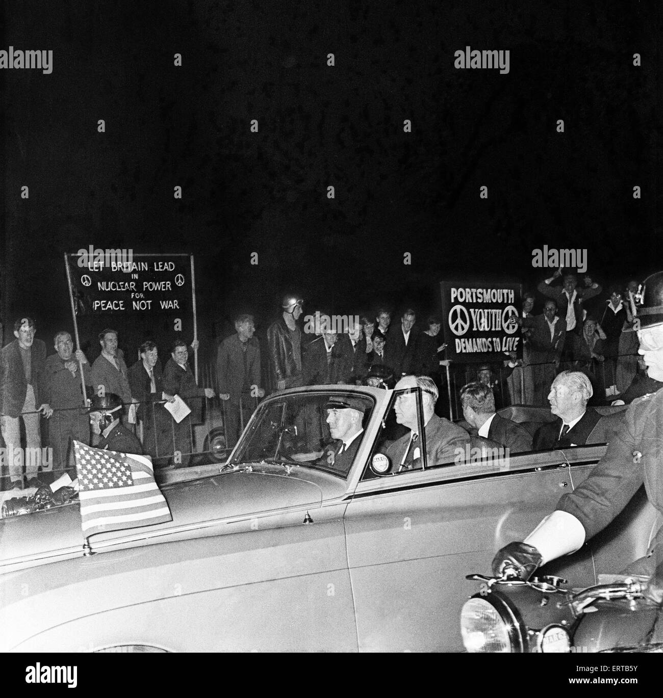 Visita del presidente americano John F Kennedy e sua moglie Jackie a Londra, Inghilterra. Nella foto lasciando Aeroporto di Londra in open top car con il Primo ministro britannico Harold MacMillan. Il 4 giugno 1961. Foto Stock