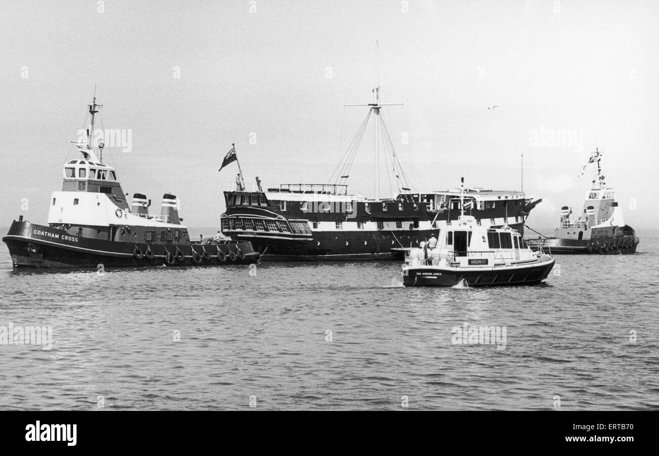 Le Foudroyant l'unica superstite della Royal Navy frigate di epoca napoleonica essendo spostare nel suo posto di ormeggio dopo essere arrivati presso la ex Shell rotte Teesport berth sul Golia Pacific semi sommergibile chiatta che aveva portato la sua tutti i modo da Portsmouth. Le Foudroyant sarà spostato a Hartlepool dove lei sarà ripristinato dallo stesso team che restaurato guerriero HMS Royal Navy la prima nave corazzata. Il 27 luglio 1987 Foto Stock