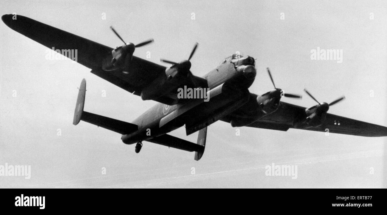 La famosa Avro Lancaster bombardiere in volo a RAF Scampton. Il 20 maggio 1980. Foto Stock