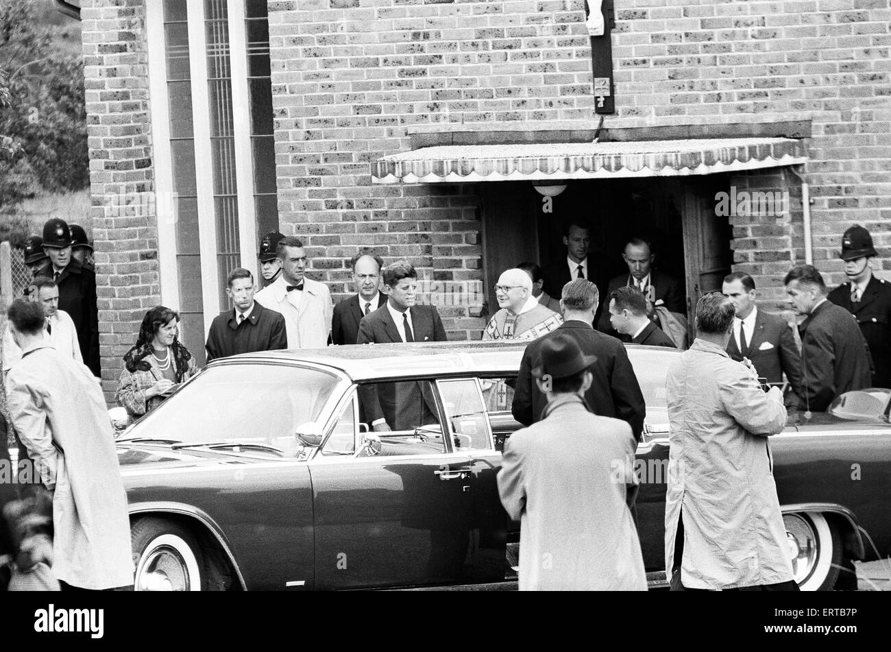 La visita del Presidente americano John F Kennedy per l'Inghilterra. Presso la chiesa della Madonna della foresta" a Forest Row, Sussex. Il 29 giugno 1963. Foto Stock