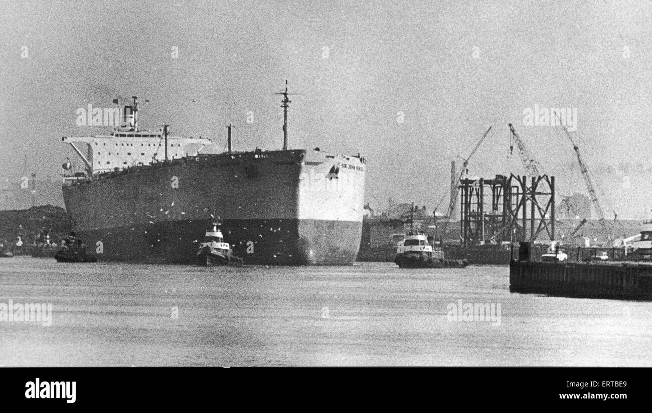 Il quarto 167.000 ton ore - bulk carrier olio Sir John Hunter completata da Swan Hunter Haverton Hill cantiere è visto qui lasciando il Tees per serbatoio prove di collaudo a Hartlepool. Il 2 gennaio 1974 Foto Stock
