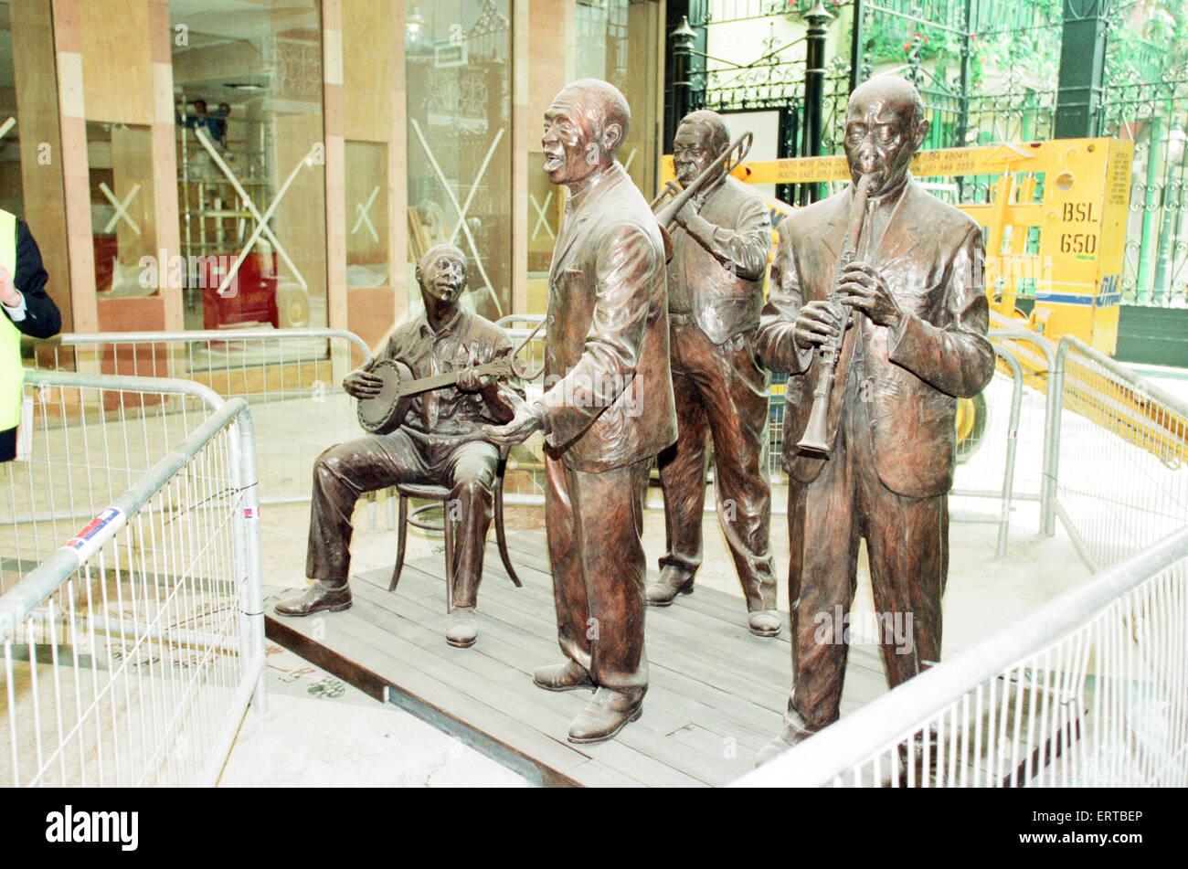 Il Trafford Centre, Manchester, preparativi finali, 8 giorni prima dell'apertura ufficiale, raffigurato il 2 settembre 1998. Il Trafford Centre, un grande centro commerciale al coperto e un complesso di svaghi in Dumplington, Greater Manchester, Inghilterra, è stato inaugurato il 10 settembre 1998, ed è il secondo più grande centro per lo shopping nel Regno Unito da retail dimensioni. Foto Stock