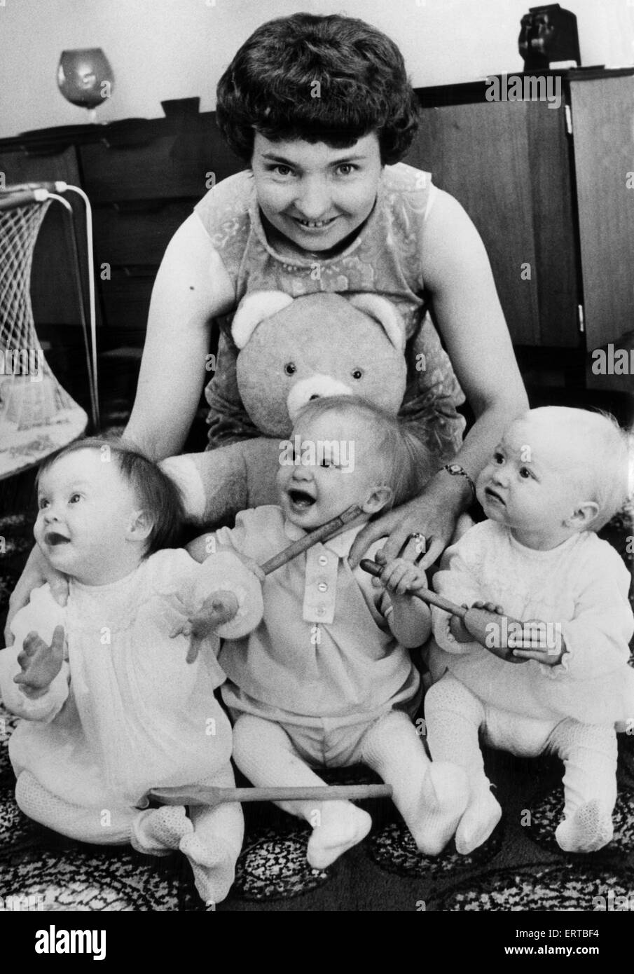 I tre sopravvissuti di bambini della sextuplets nato alla onorevole Norman spine di Selly Oak, Birmingham, Julie, Susan e Roger. Essi sarebbero un anno di età di un paio di giorni dopo questa foto è stata scattata. 30 Settembre 1969 Foto Stock