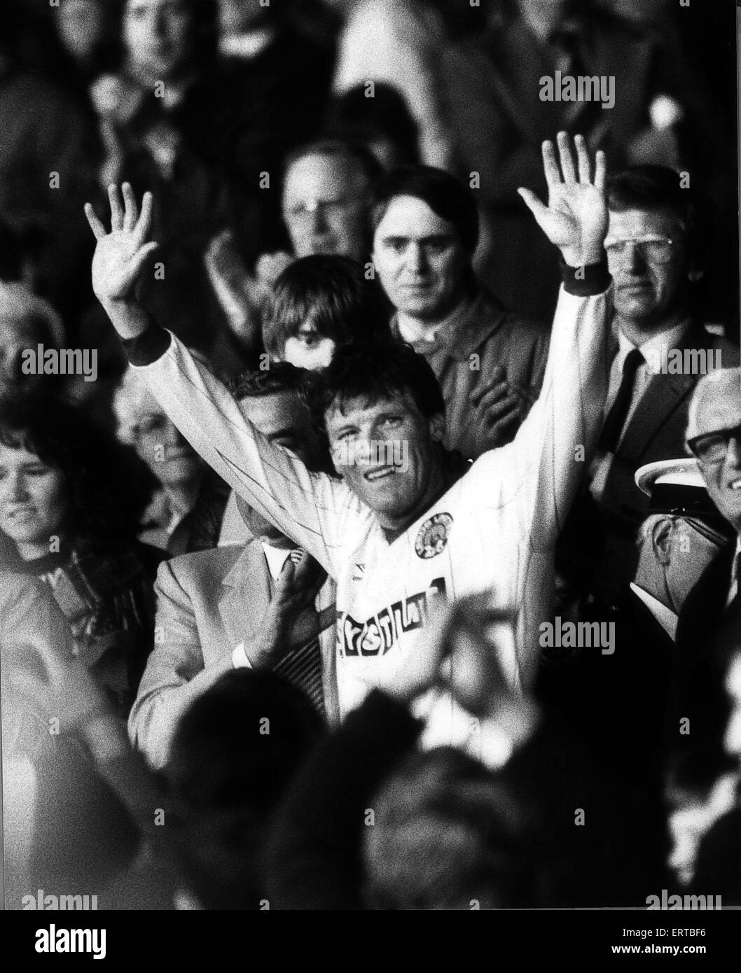 Leeds manager Eddie onde grigio per i tifosi dal supporto dopo il suo ultimo gioco per Leeds. Leeds V Charlton Athletic 12 maggio 1984. Foto Stock
