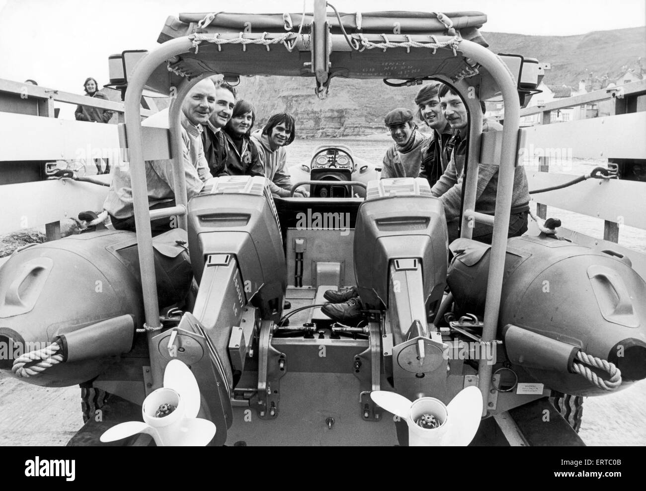 Scialuppa di salvataggio sette uomini pronta di azione a Staithes. Nella foto a bordo delle loro nuova fascia costiera di mezzo di salvataggio, il Signore Brotherton, che è arrivata in porto il giorno prima. Da sinistra a destra sono, James Wright, Eric Preston, Stewart Porritt, Kevin Gibbons, Terry Lawson, Foto Stock