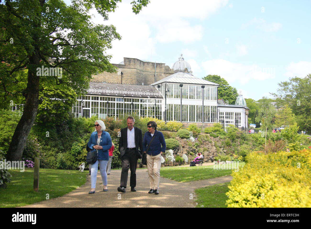 I visitatori a piedi attraverso il Pavilion Gardens dalla serra (nell'immagine) in Buxton, Derbyshire, in Inghilterra, Regno Unito Foto Stock