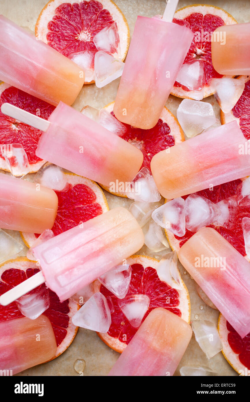 Fruttato popsicles con ghiaccio e bloodorange Foto Stock