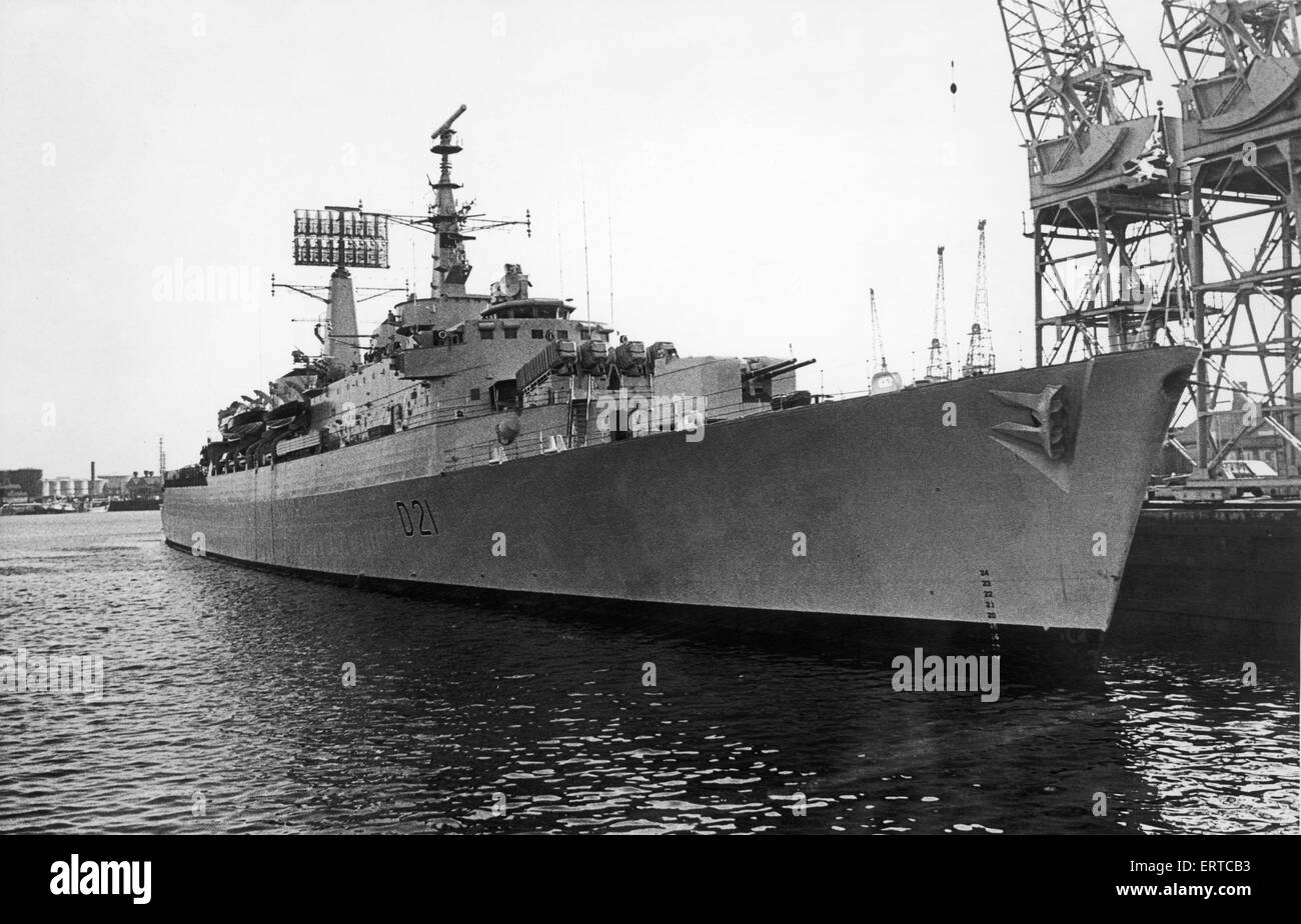 La Contea di classe cacciatorpediniere HMS Norfolk visto qui al suo Beth in Middlesbrough Dock durante una visita alla città. 14 Febbraio 1974 Foto Stock