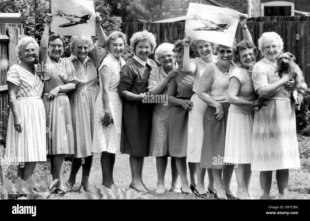 Reunion per Spitfire lavoratori che assemblato le ali dell'iconico British aerei da combattimento in Newhall Street, Birmingham centrale durante il 1941 e 1942. hey erano tutte le ragazze nubili in fabbrica dove hanno lavorato sette giorni a settimana per 4 sterline premi inclusi. J Foto Stock