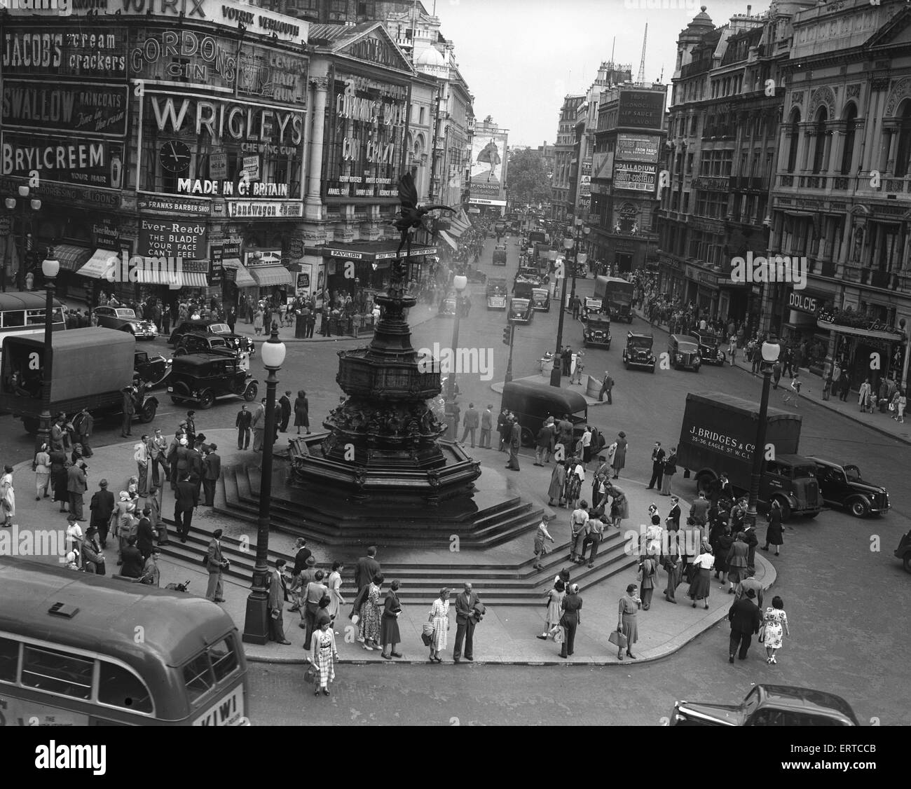 Eros, statua, Piccadilly, Londra, 31 luglio 1950. Foto Stock