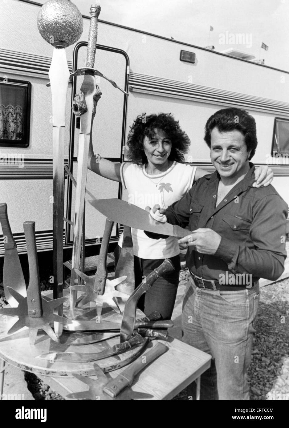 Fritz e Helga Brumbach con gli elementi utilizzati nel loro coltello-gettando la legge del circus. Il 15 settembre 1983. Foto Stock