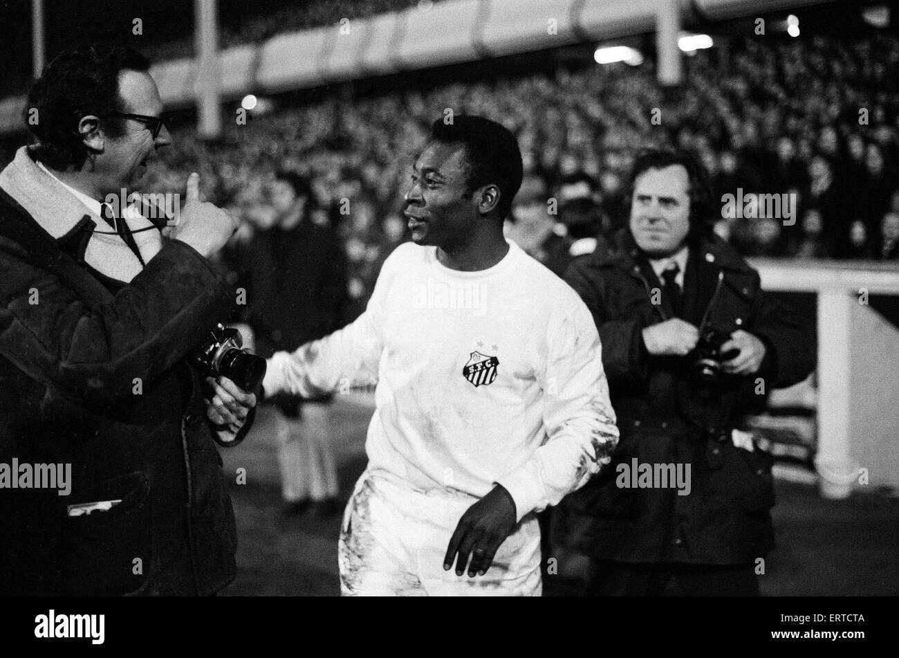 Calciatore brasiliano Edson Arantes do Nascimento, più famoso sa come Pele, nella foto durante la partita per la sua squadra Santos contro Aston Villa durante la loro visita a Birmingham. Febbraio 1972 Foto Stock