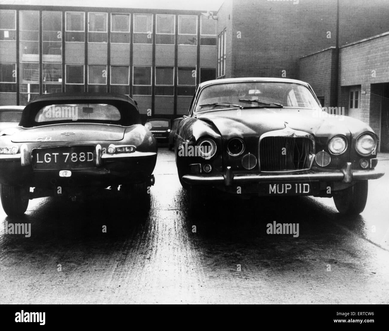Segno X Jaguar auto berlina (a destra), di proprietà di omicidio vittima Sibbett Angus, in cui egli giaceva attraverso il sedile posteriore, morto, Gennaio 1967. Anche nella foto, E-type Jaguar, posseduta dal fratello di Luvaglio e il pensiero è stato coinvolto in un incidente con Angus Sibbett's Jaguar durante la notte dell'omicidio. Dennis Stafford e Michael Luvaglio sono stati trovati colpevoli di uccisione di Sibbett, che fu trovato morto nel sedile posteriore della sua Jaguar sotto il ponte Pesspool, South Hetton, County Durham con tre ferite di armi da fuoco il 5 gennaio 1967. Foto Stock