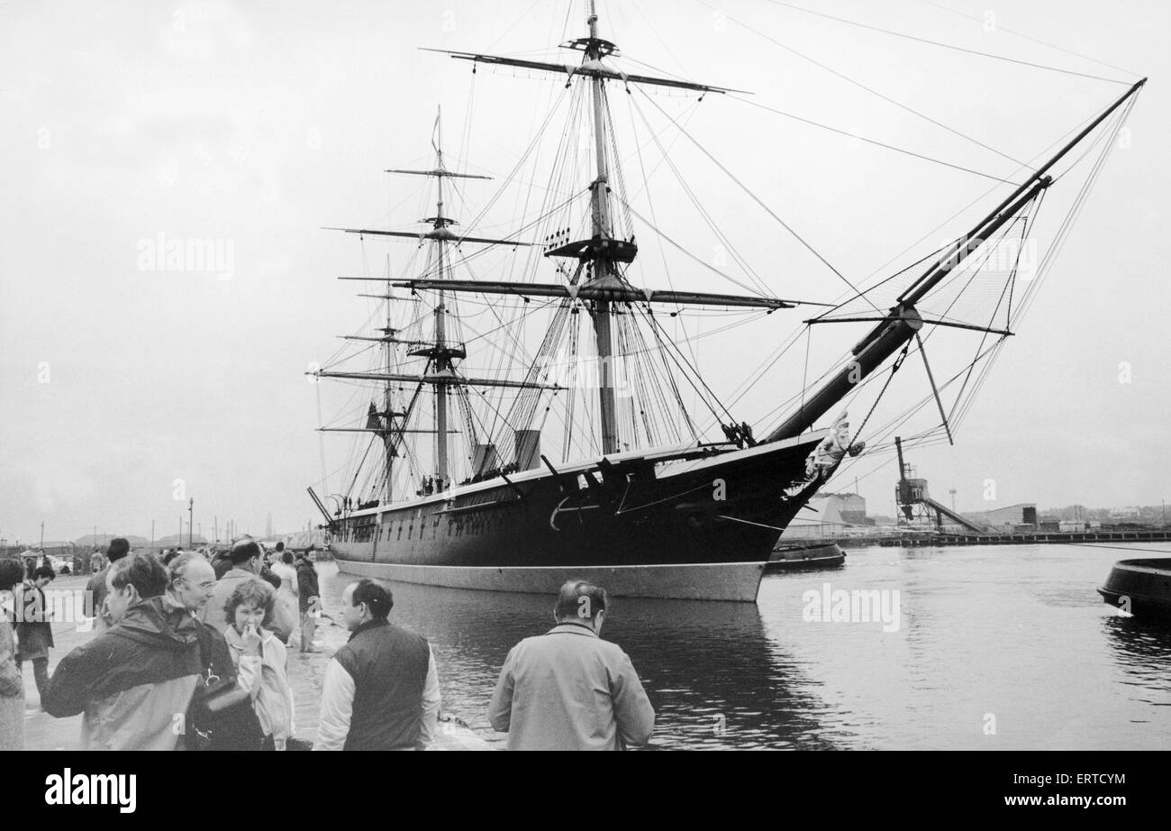 Più di un centinaio di lavoratori del cantiere si sono riuniti a Hartlepool docks di dire addio alla restaurata di ferro rivestito guerriero HMS. 12 Giugno 1987 Foto Stock