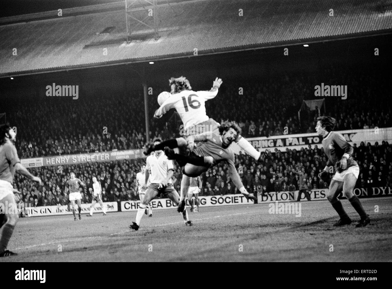 Inghilterra e Portogallo, sotto 23's al Crystal Palace. Punteggio ottenuto Inghilterra 2, Portogallo 0. Sostituire David Mills (n. 16) è piena di rimbalzo che hanno acquistato in Inghilterra vitali del secondo obiettivo. Il 18 novembre 1975. Foto Stock